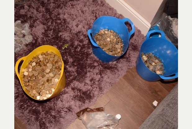 Chiêu thức ăn trộm tiền xu của 4 kẻ đạo chích.