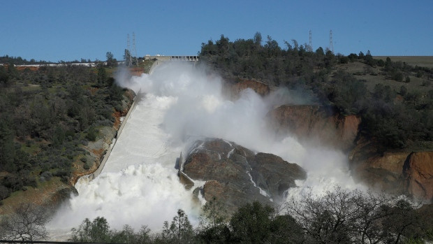 Đập Oroville đang phải đối mặt với nguy cơ "thất thủ" bất cứ lúc nào.