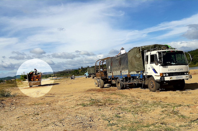 Chiếc ô tô độ chế không rõ tăm tích (điểm sáng khoanh tròn)