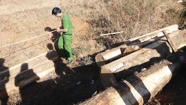 Lực lượng chức năng kiểm tra hiện trường