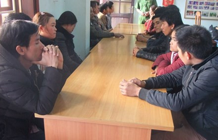 Các con bạc đang bị Công an tạm giữ. Ảnh: K.Huệ