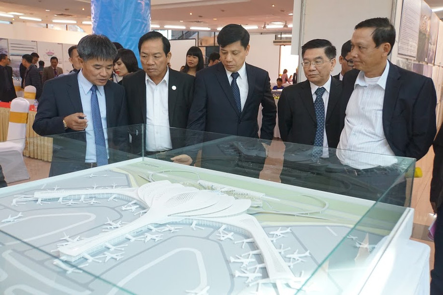 Phương án thiết kế theo hình hoa sen được trưng bày tại Hà Nội. Ảnh: Sỹ Lực