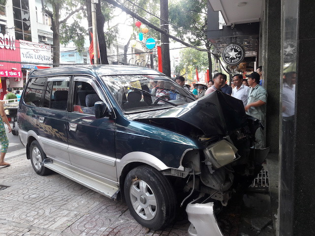 Chiếc xe ô tô hư hỏng nặng