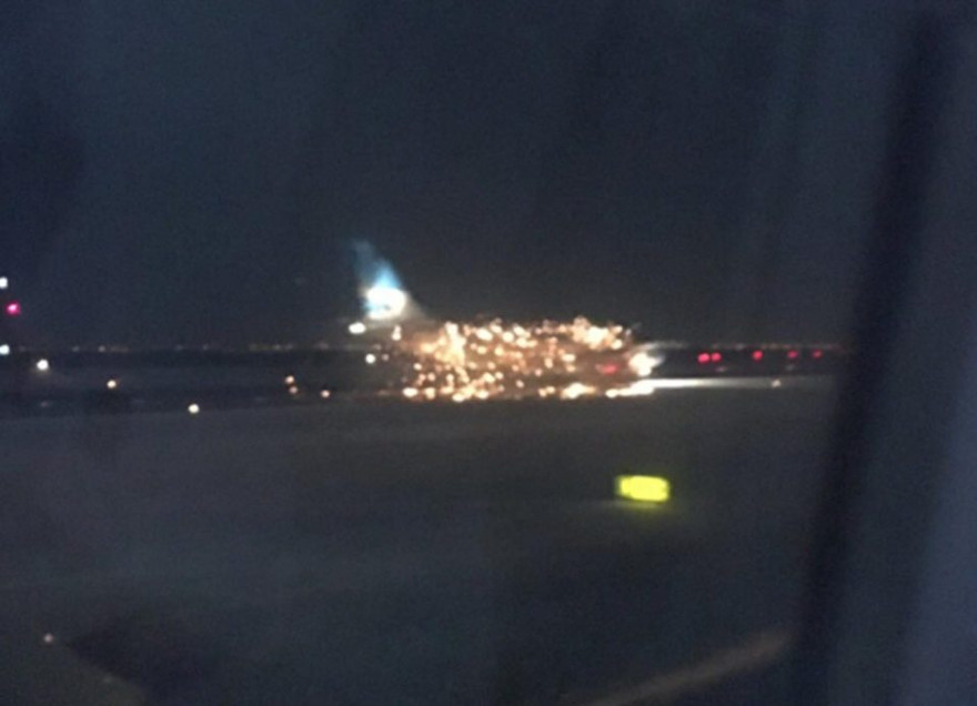 Chiếc máy bay bị cháy động cơ bên phải khi đang chuẩn bị cất cánh. Ảnh: Twitter