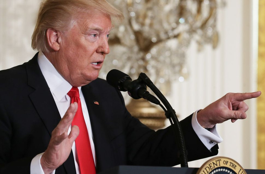 Trong buổi họp báo hôm 16/2, ông Trump tuyên bố sẽ ban hành sắc lệnh mới trong tuần này. Ảnh: Getty Image