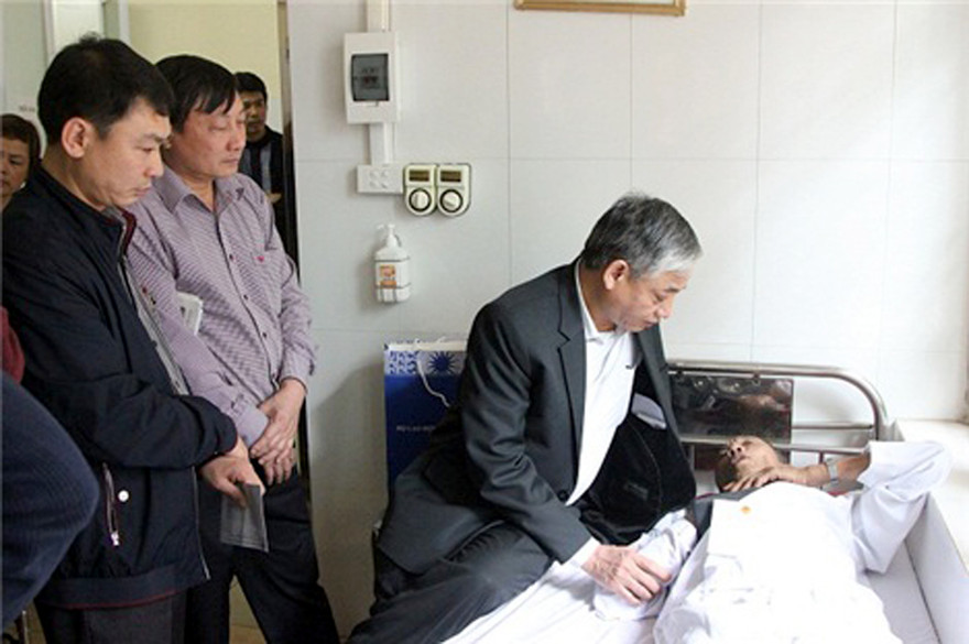 Thứ trưởng LĐ-TB&XH Doãn Mậu Diệp thăm hỏi, tặng quà thương binh Hoàng Tiến Vin bị hành hung đang nằm điều trị tại Quân y Viện 103. (Ảnh: Molisa)