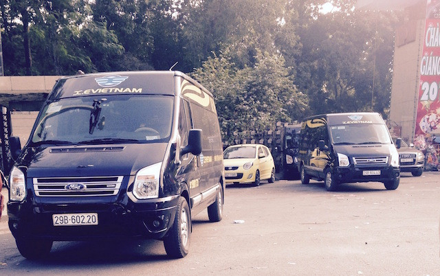 Xe khách tập kết trước cổng công viên Thống nhất Hà Nội