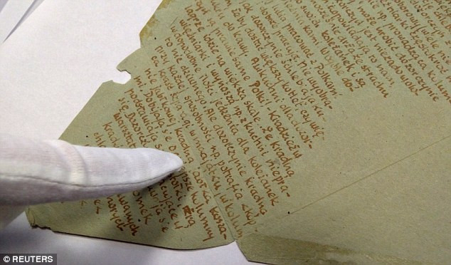 Bức thư viết bằng "mực tàng hình" của một nữ tù nhân Ba Lan. Ảnh: Reuters