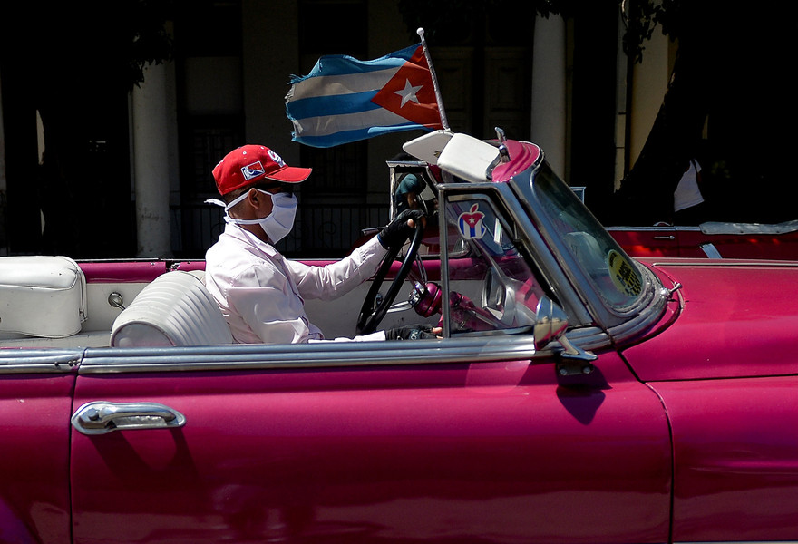 Lái xe trên đường phố Cuba. Ảnh: Getty.