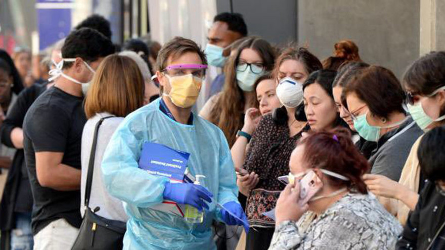 Xếp hàng trước Bệnh viện Royal Melbourne, Australia để xét nghiệm coronavirus. Ảnh: New Daily.