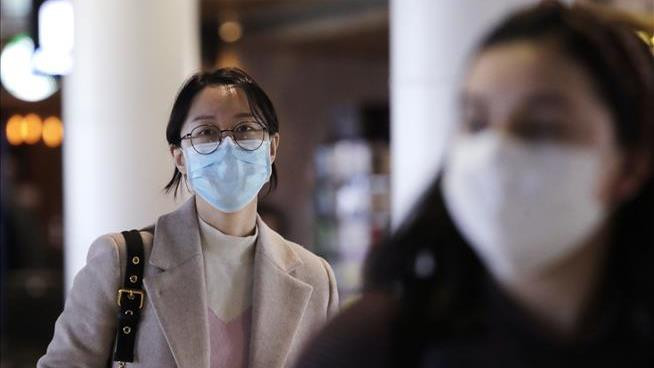 Hành khách đeo khẩu trang tại sân bay quốc tế Seattle-Tacoma ở thành phố Seattle, bang Washington, Mỹ hôm 4/3. Ảnh: AP.