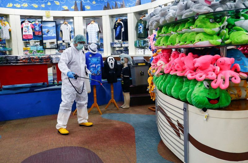 Một công nhân phun thuốc khử trùng tại thủy cung Sea World ở thủ đô Jakarta của Indonesia hôm 14/3. Nguồn: The Star.