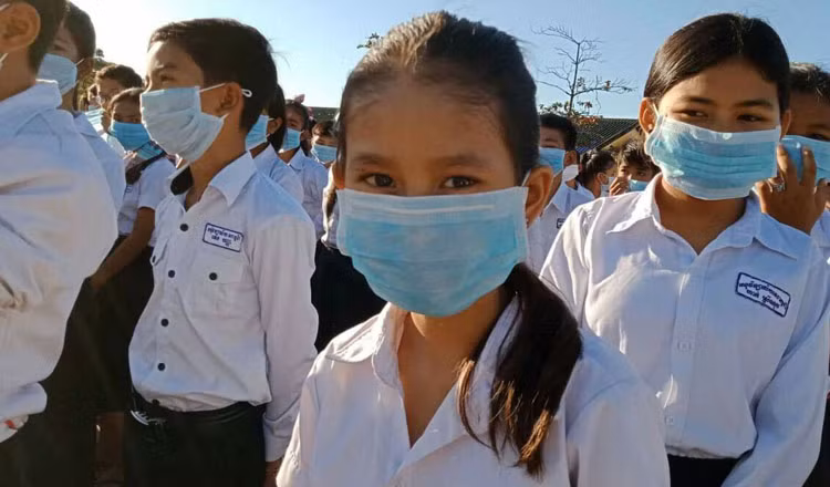 Học sinh Campuchia đeo khẩu trang phòng bệnh. Ảnh: Khmer Times.