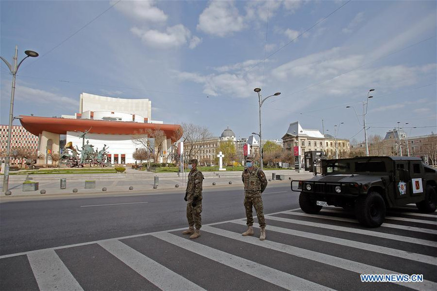 Binh sĩ đeo khẩu trang đứng gác trên đường phố thủ đô Bucharest của Romania ngày 28/3. Ảnh: Xinhua.