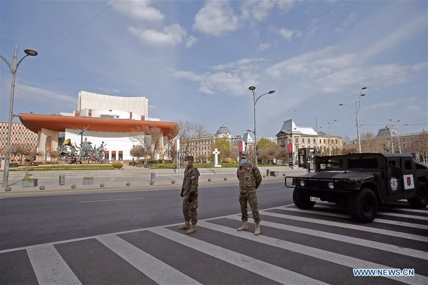 Binh sĩ đeo khẩu trang đứng gác trên đường phố thủ đô Bucharest của Romania ngày 28/3. Ảnh: Xinhua.