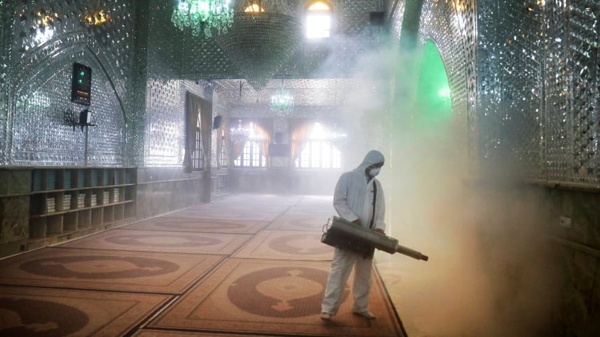 Lính cứu hỏa đang khử trùng bên trong nhà thờ Saint Saleh ở thủ đô Tehran của Iran ngày 6/3. Ảnh: AP.