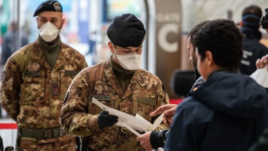 Cảnh sát và binh sĩ Italy kiểm tra hành khách rời nhà ga xe lửa Milano Centrale. Ảnh: Getty. Bergamo, Italy. Ảnh: EPA. 