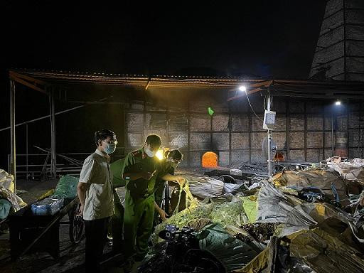 Hiện trường vụ đốt phế liệu điện tử trái phép. Ảnh: C.A