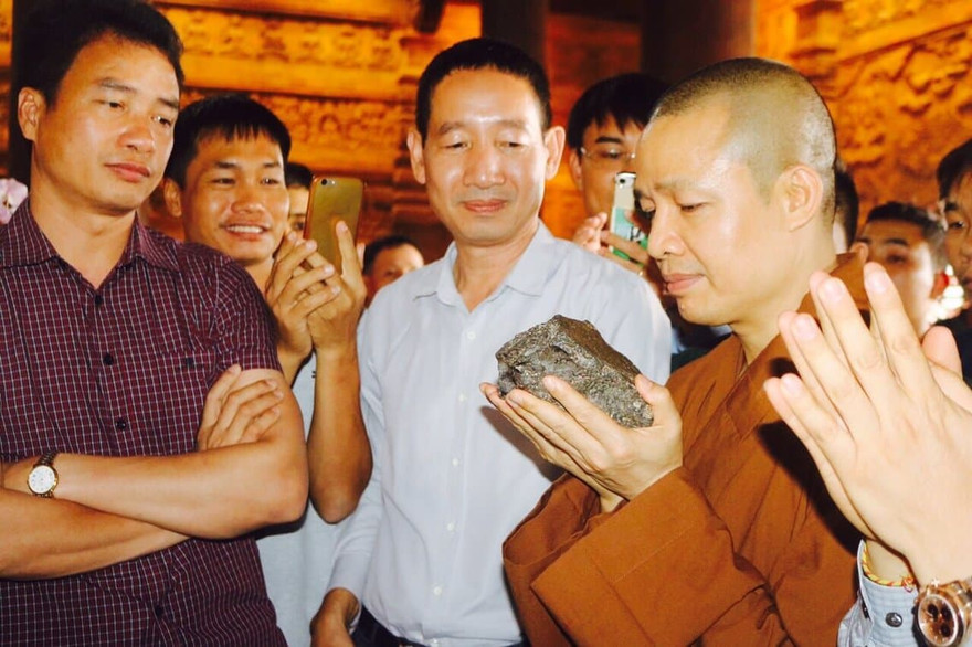 Thiên thạch mặt trăng đã được đưa về tới chùa Tam Chúc. Ảnh: TMQ