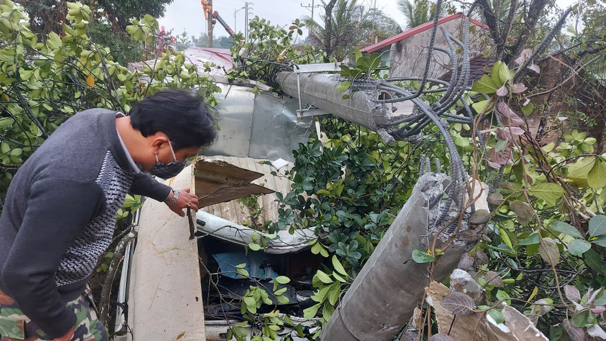 Người dân kịp giải cứu tài xế thoát khỏi cabin đi cấp cứu. Ảnh: Đ.H