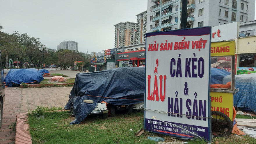 Hàng loạt nhà hàng đắp chiếu. Ảnh: M.Đ