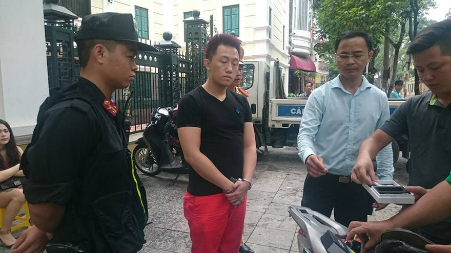 Đối tượng mặc quần đỏ cất ma tuý trong cốp xe