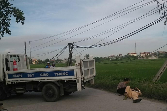 Chiếc xe ô tô chuyên dụng của CSGT nằm ngang đường. Ảnh: Người dân cung cấp