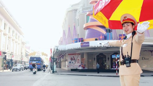 Trung uý Phan Quỳnh Anh, Đội CSGT số 1, đang điều tiết giao thông.