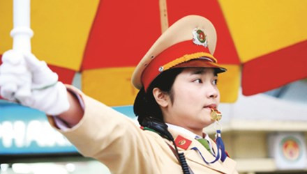 CSGT hướng dẫn người dân lưu thông trên phố. Ảnh: Minh Đức