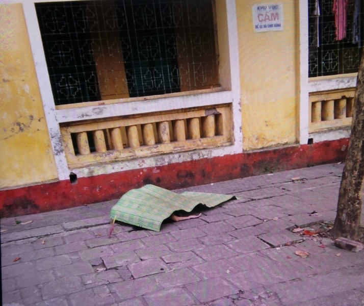 Khoảng gần 5 giờ ngày 11/10, một số sinh viên phát hiện L. nằm chết dưới sân của khu nội trú. 