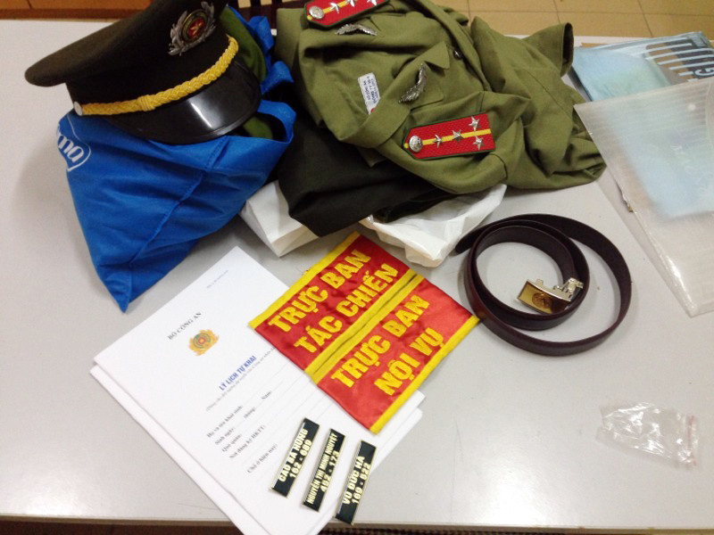 Quân trang Hùng mua để lừa người yêu cũ.