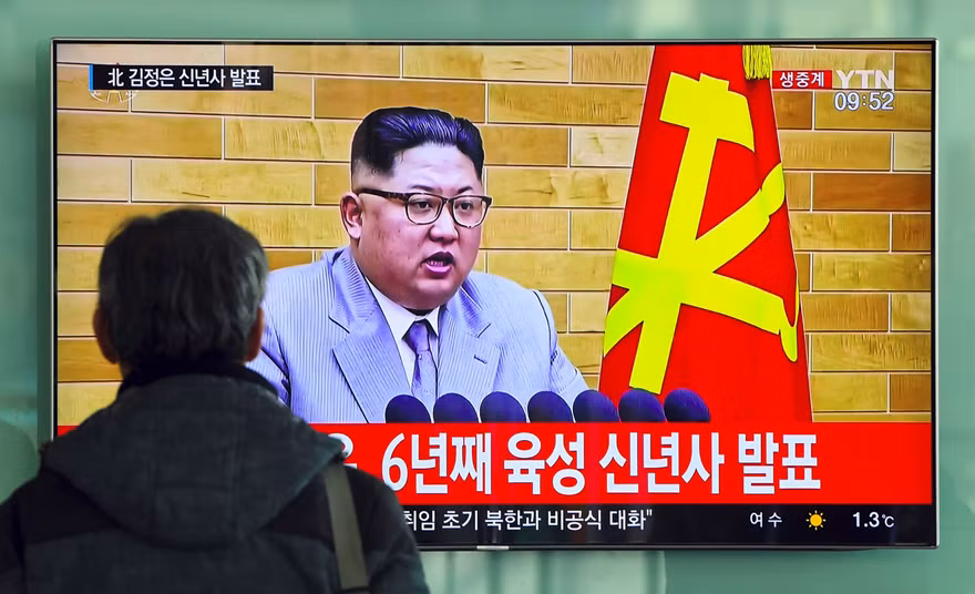 Một người ở Hàn Quốc xem bản tin về bài phát biểu năm mới của Kim Jong-un. Ảnh: AFP.