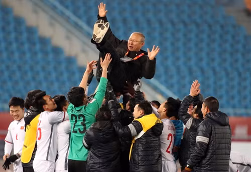 HLV Park Hang-seo được học trò tung hô. Ảnh: Anh Khoa.