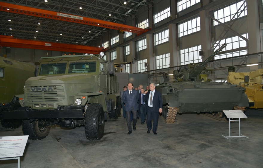 Khoảnh khắc ông ông Oleg Bochkaryov xuất hiện bên cạnh pháo phòng không tự hành mới 2S38. Ảnh: Sputnik