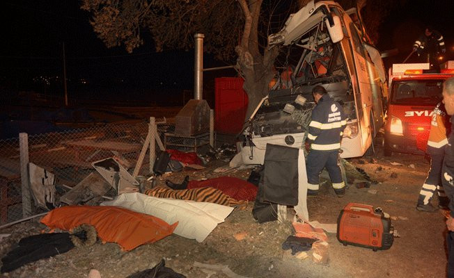 Một nửa chiếc xe buýt nát tươm sau vụ tai nạn. Ảnh: Twitter