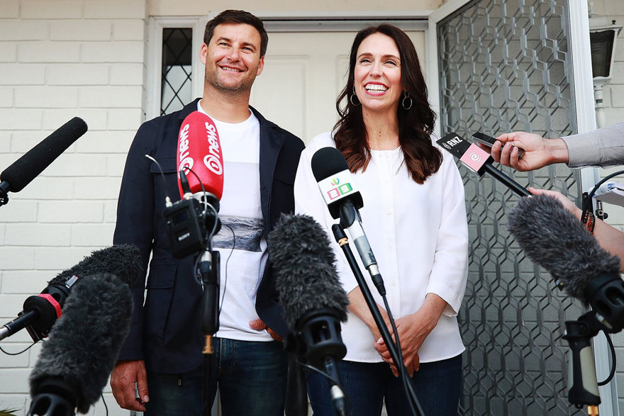 Bà Jacinda Ardern – Thủ tướng New Zealand và bạn trai Clarke Gayford. Ảnh: Pop Sugar