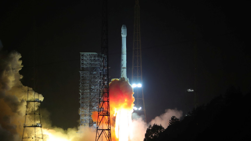 Tên lửa Long March 3B rời bệ phóng. Ảnh: Reuters