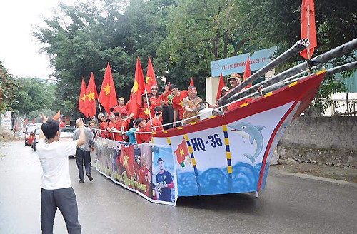 Anh Minh (áo trắng), một người dân thôn Dương Huệ đang ổn định chỗ ngồi trước giờ chiếc "du thuyền" mang biển 36 khởi hành. Ảnh: Facebook.