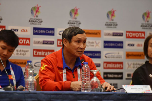 Thua đậm Nhật Bản, HLV Mai Đức Chung vẫn khen học trò