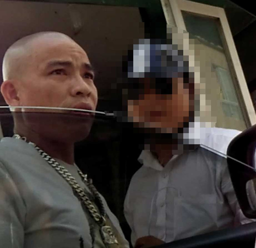 Các đối tượng bủa vây anh Đ. Ảnh cắt từ clip