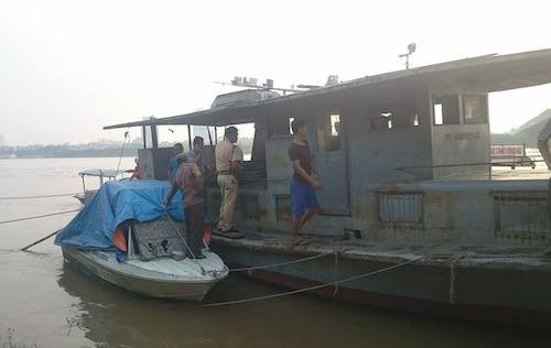 Lực lượng chức năng giải cứu người đàn ông nhảy cầu. Ảnh: DH