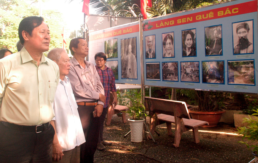 Lãnh đạo TP.Cần Thơ và người dân tham quan triển lãm. 