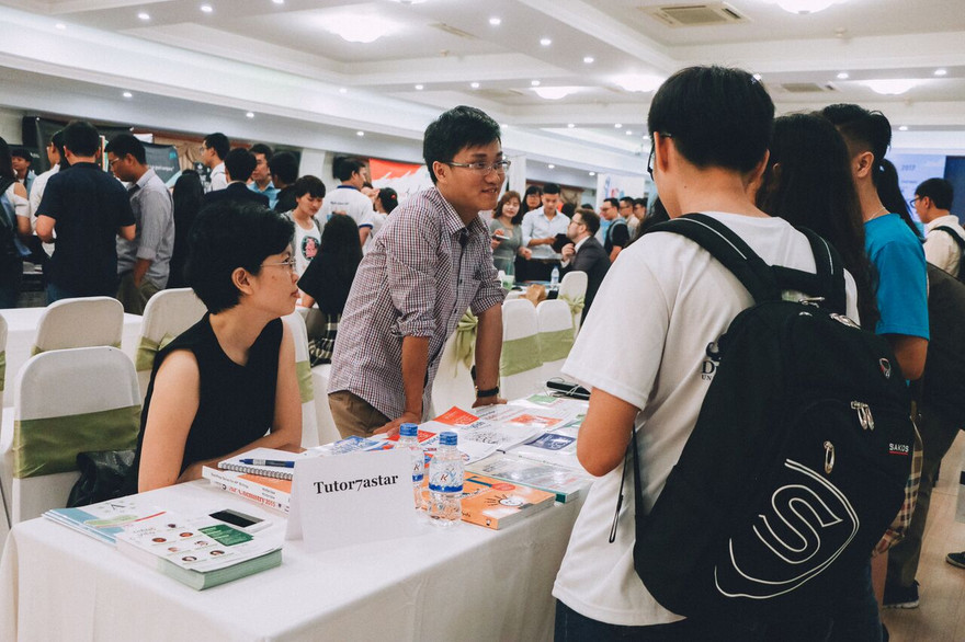 Học sinh và phụ huynh nghe tư vấn du học trong một buổi hội thảo