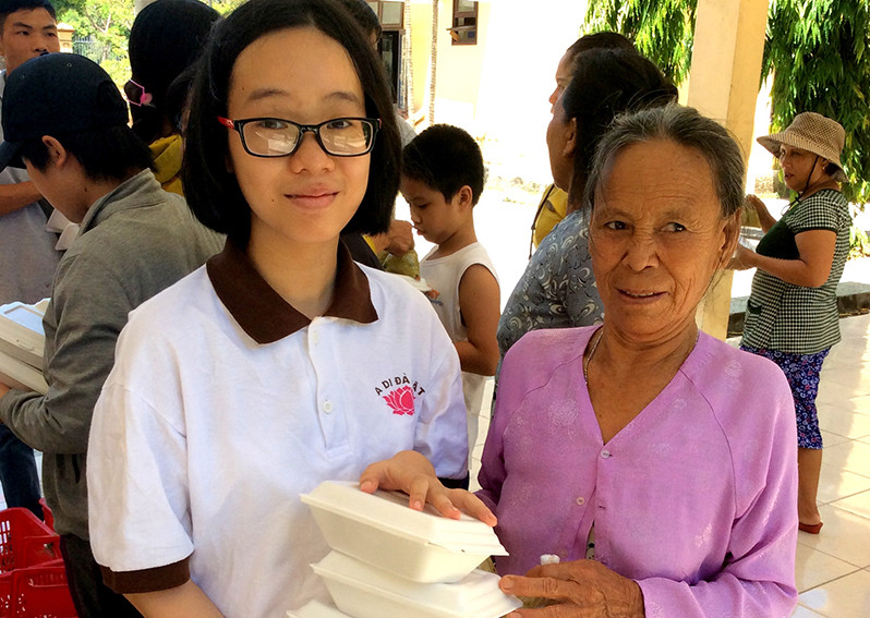Em Đặng Quỳnh Giao (lớp 12 A chuyên Anh, trường THPT Chuyên Lê Quý Đôn) với suất cơm, nồi cháo tình thương giúp các bệnh nhân nghèo ở Bệnh viện Đa khoa tỉnh Quảng Trị. Ảnh: H.N