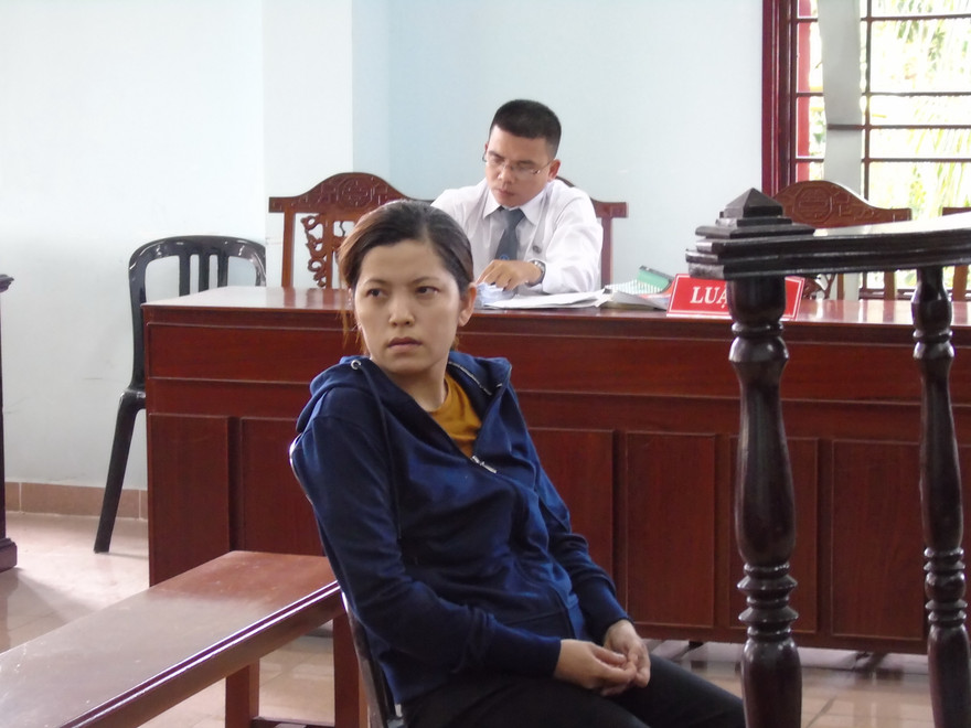 Bị cáo Bích tại tòa, do vừa bị tai nạn giao thông nên tòa cho phép bị cáo ngồi (Ảnh: Kim Hà).