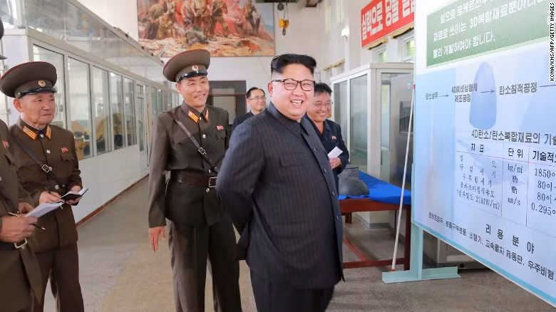 Chủ tịch Triều Tiên Kim Jong-un thăm Trung tâm nghiên cứu Vật liệu Hóa học, thuộc Viện hàn lâm Khoa học Quốc phòng Triều Tiên. Ảnh: KCNA