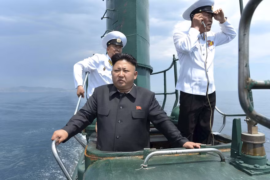 Chủ tịch Triều Tiên Kim Jong-un khảo sát một tàu ngầm của quân đội nước này. Ảnh: KCNA