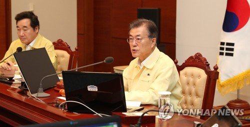 Tổng thống Hàn Quốc Moon Jae-in trong cuộc họp Nội các sáng nay, 21/8. Ảnh: Yonhap