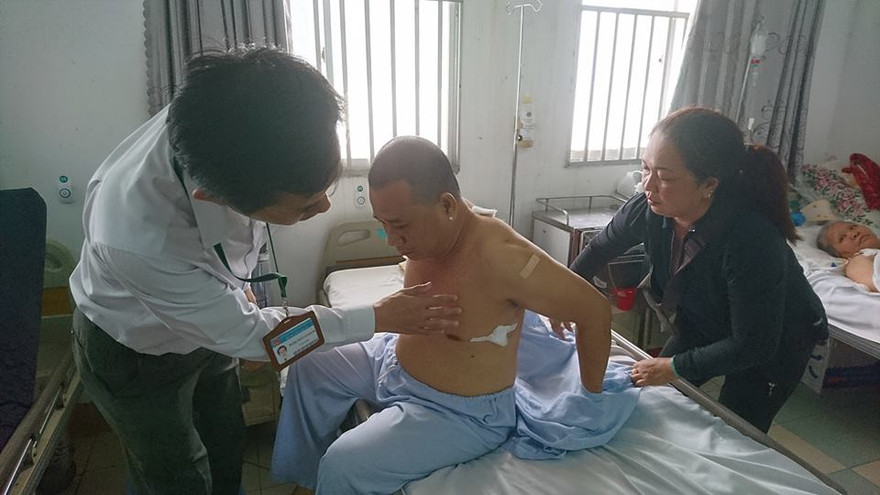 BS Trần Văn Khanh, GĐ BV Quận 2 thăm hỏi sức khỏe của ông V.