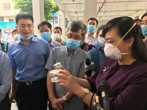 Bộ trưởng Y tế kiểm tra sốt xuất huyết tại quận Tây Hồ. Ảnh: N.P.
